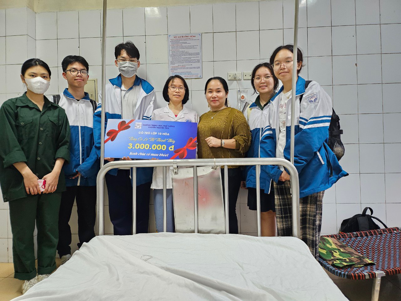 Cô trò 10 Hoá với món quà ý nghĩa từ bài học sử dụng tiền lì xì đầu năm.